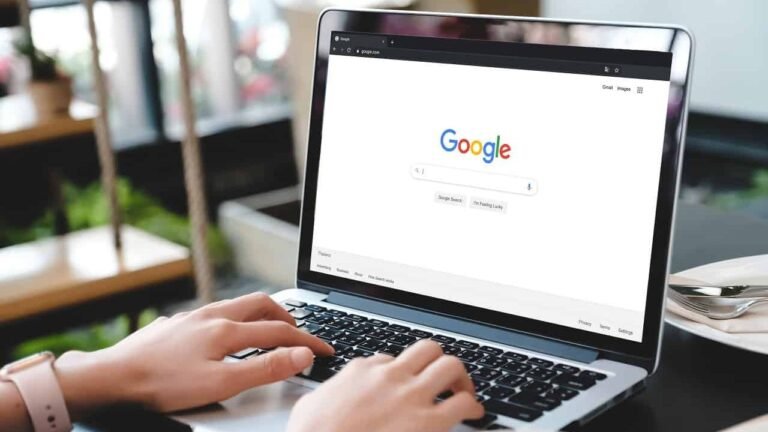 pessoa acessando site em um laptop