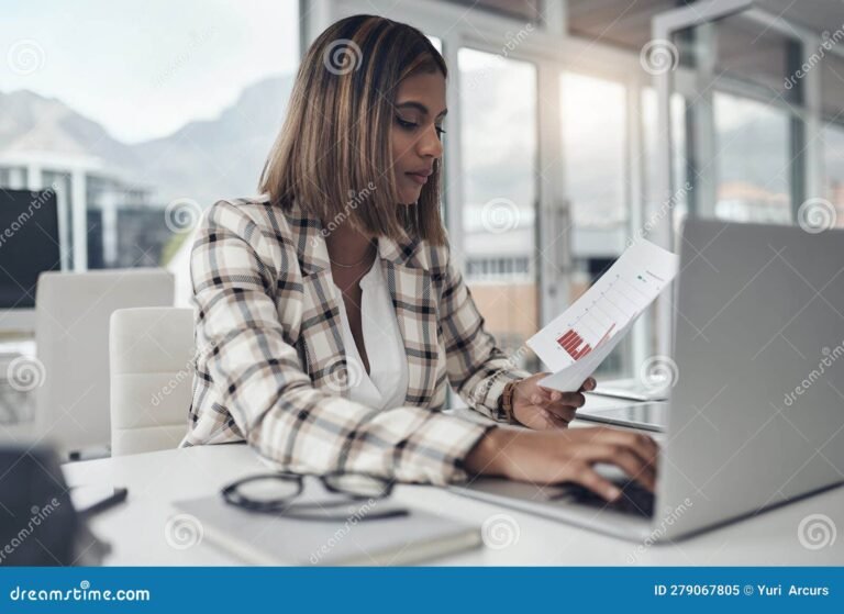 Como Consultar o Consórcio Luiza Usando Seu CPF 13 pessoa analisando documentos com um computador