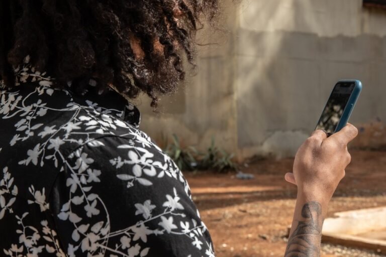 pessoa ativando celular com sinal vivo