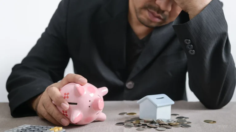 Quantos dias leva para conseguir sacar o FGTS Descubra aqui! 12 pessoa contando moedas ou realizando um saque