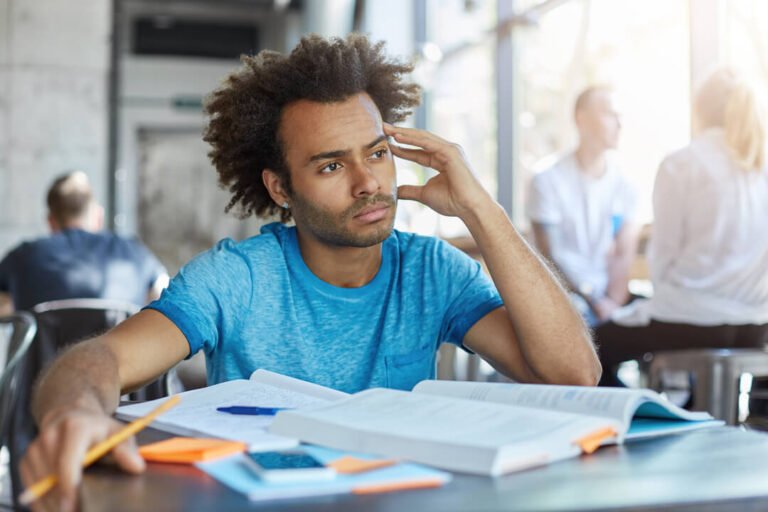 pessoa estudando com foco e concentracao