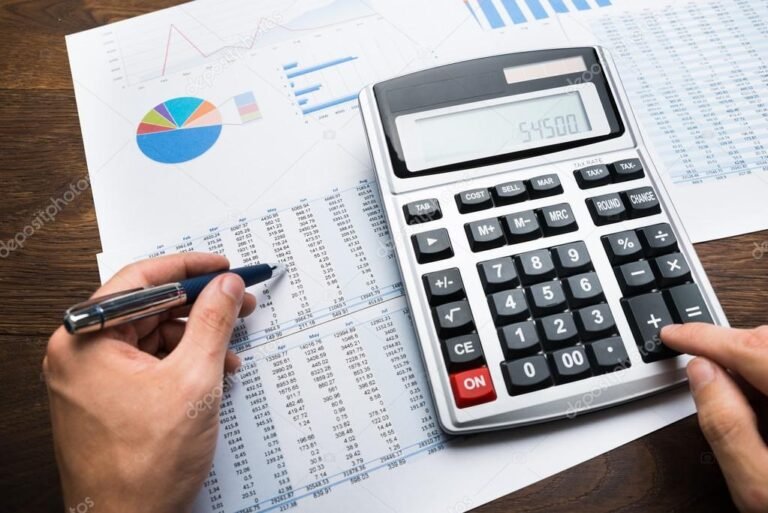 pessoa fazendo calculos com documentos financeiros