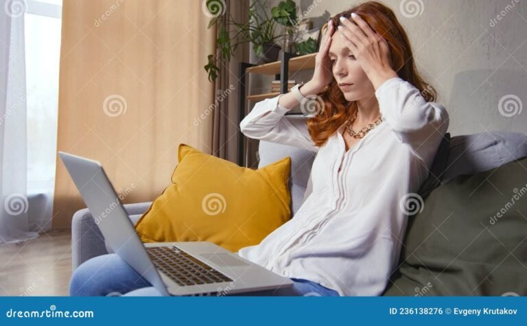 Por que Não Consigo Criar Uma Conta no Gov.br Veja Como Resolver! 1 pessoa frustrada tentando usar um computador