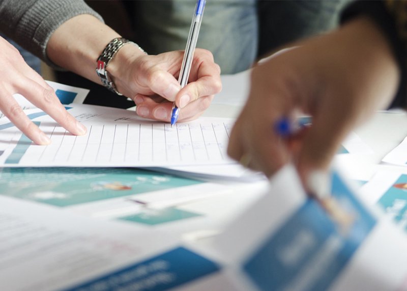 pessoa preenchendo formulario em ambiente comunitario