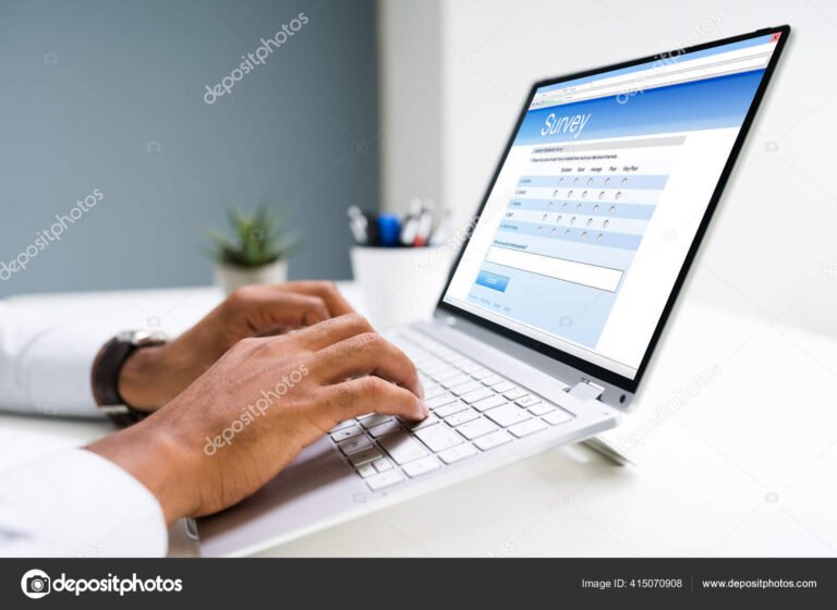 Como fazer o cadastro no Auxílio AM do Governo 19 pessoa preenchendo formulario em computador