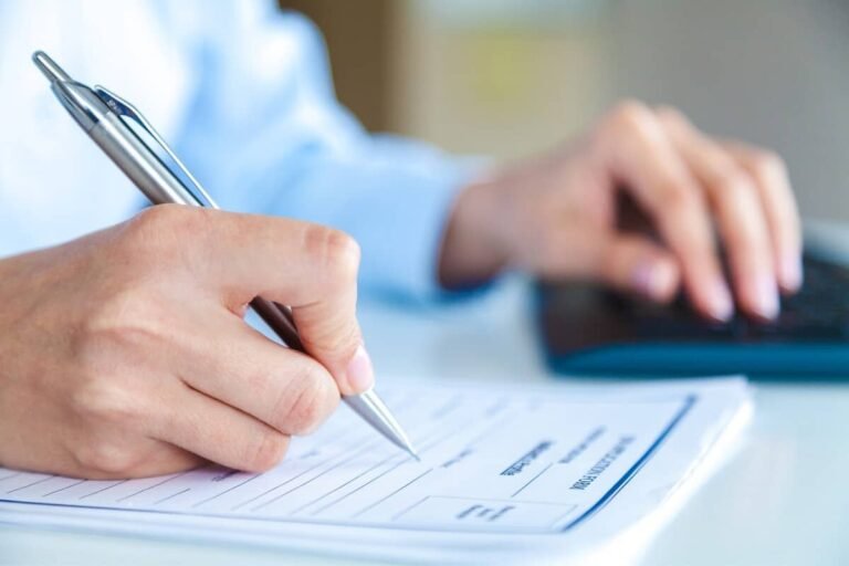 Como Fazer Para Tirar o Título de Eleitor de Forma Simples 12 pessoa preenchendo formulario online