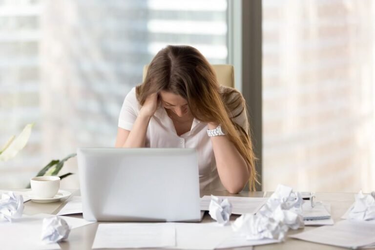 pessoa preocupada em um ambiente de trabalho