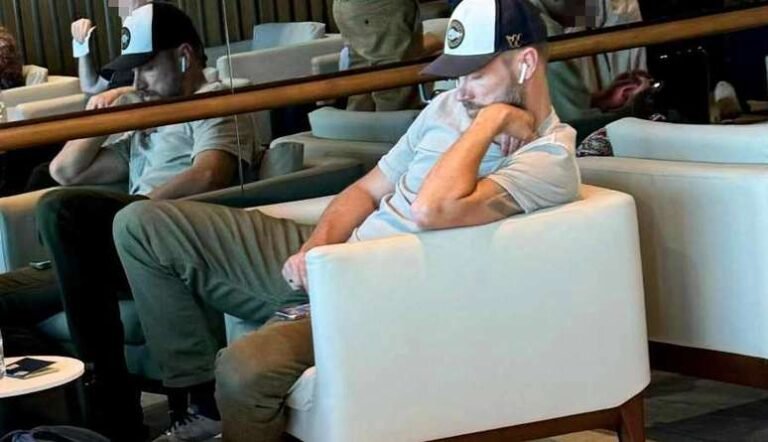 Como funciona o acesso às salas VIP com o Visa Airport Companion 23 pessoa relaxando em uma sala vip de aeroporto