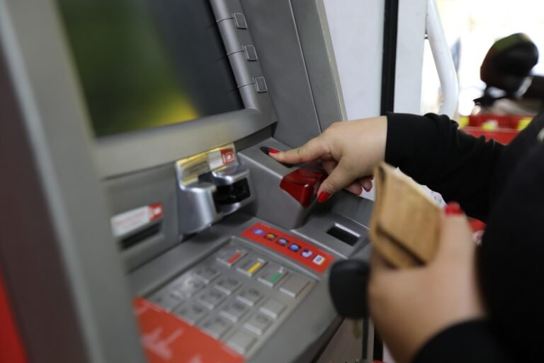 pessoa retirando dinheiro em caixa eletronico