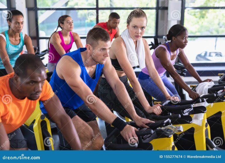 Qual é o valor do Total Pass da Smart Fit e o que ele inclui 28 pessoa se exercitando em uma academia moderna