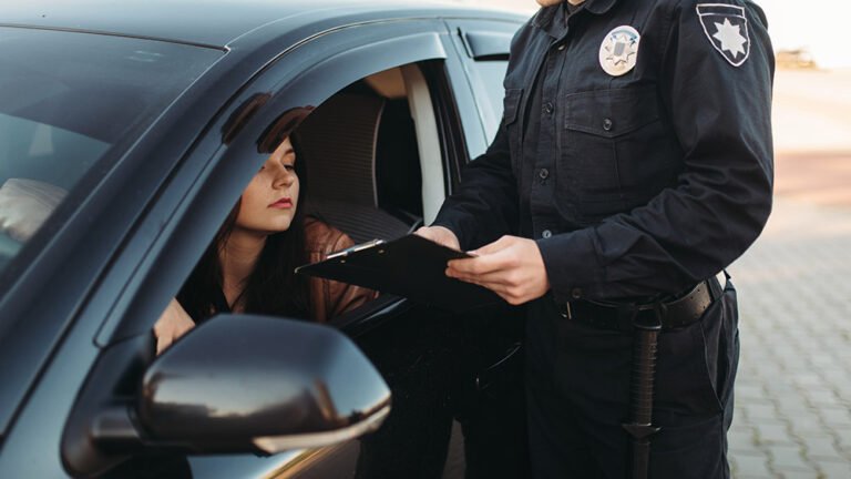 Quais são as consequências de não portar a CNH e as multas aplicáveis 16 pessoa sem carteira de motorista em abordagem