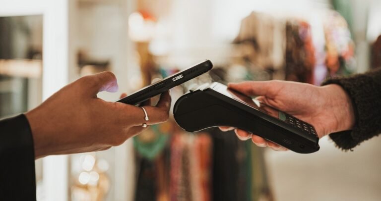 pessoa usando cartao virtual na maquininha