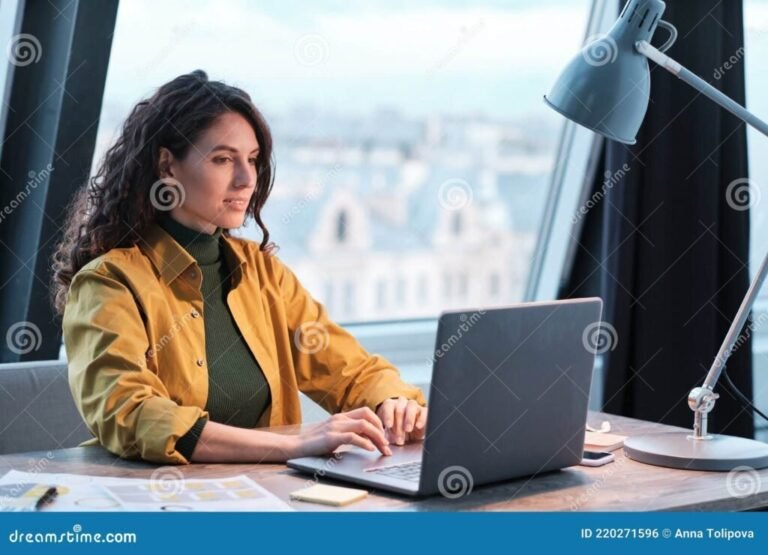 pessoa usando computador com cpf na tela