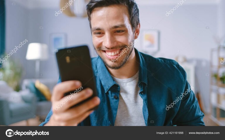 pessoa usando smartphone em ambiente relaxante