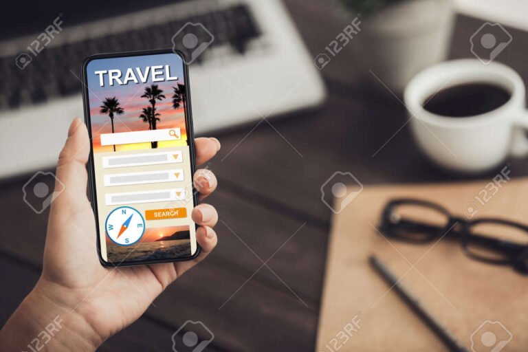pessoa utilizando smartphone com aplicativo aberto