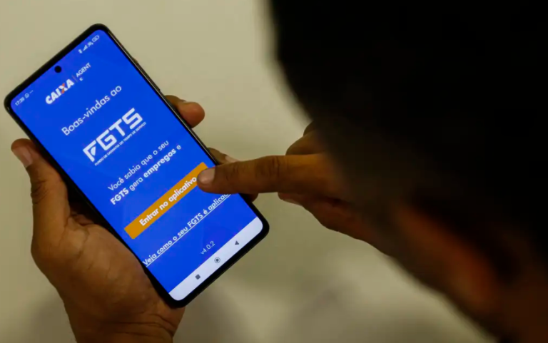 pessoa verificando saldo em aplicativo movel