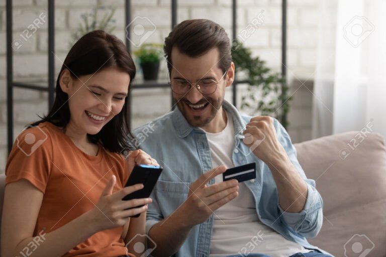 pessoa verificando saldo em um smartphone