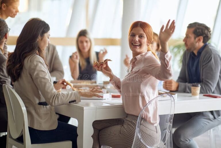 pessoas almocando em um ambiente de trabalho