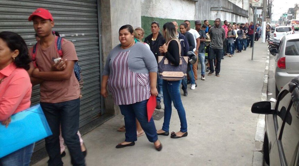 pessoas buscando emprego em um centro de trabalho