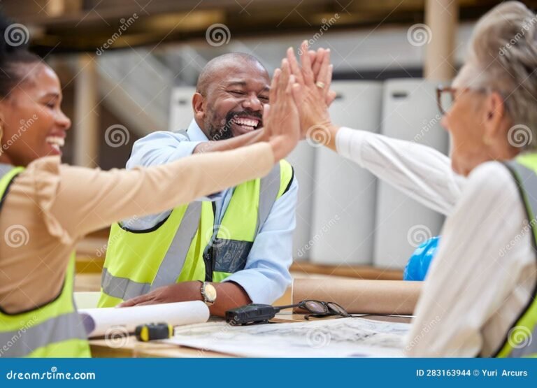 pessoas colaborando em um projeto de construcao