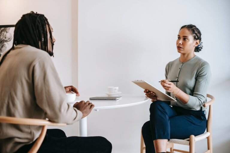 pessoas em entrevista de emprego