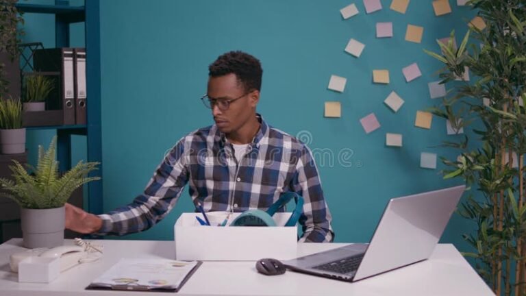 pessoas frustradas em uma agencia bancaria