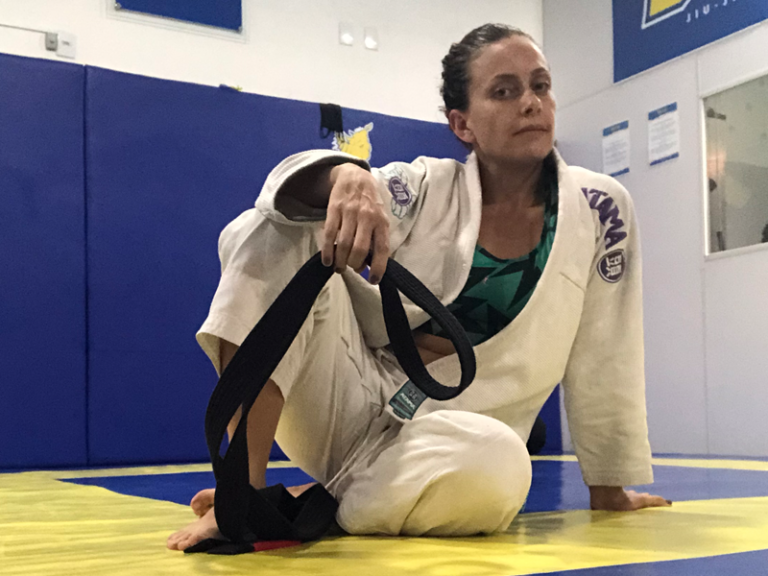 pessoas praticando jiu jitsu em um tatame