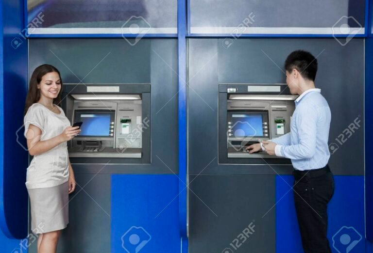 Como Fazer o Saque do FGTS: Quais São os Passos Necessários 28 pessoas retirando dinheiro em caixa eletronico