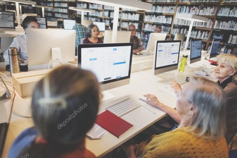 pessoas usando computadores em uma biblioteca