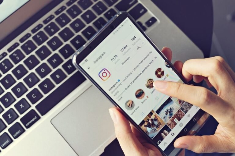 Como Ganhar Visualizações Grátis no Instagram com Dicas Eficazes 29 pessoas usando smartphones com instagram aberto