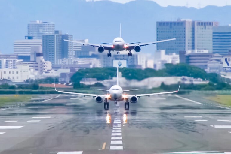 pista de pouso com aviao decolando