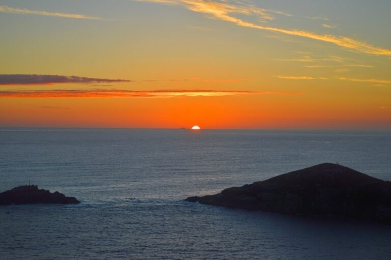 por do sol sobre as praias de arraial