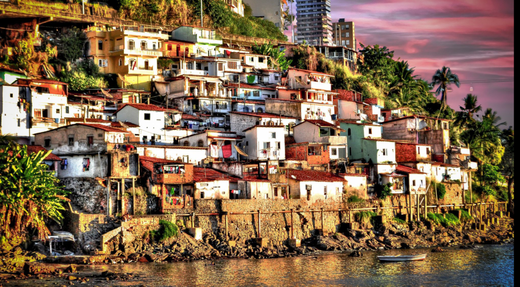 praia de salvador com casas coloridas