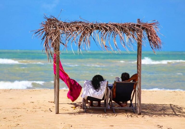 praia do araguaia com pessoas relaxando