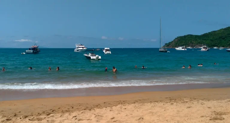 praia jabaquara com aguas cristalinas e areia