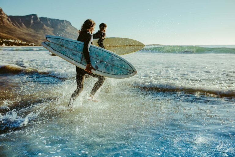 praia tranquila com surfers e natureza exuberante