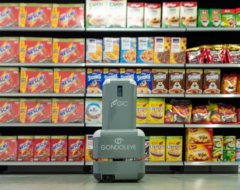 prateleira cheia de produtos em atacado