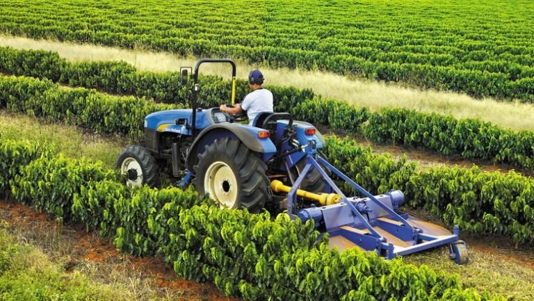 produtor rural em campo com maquinario