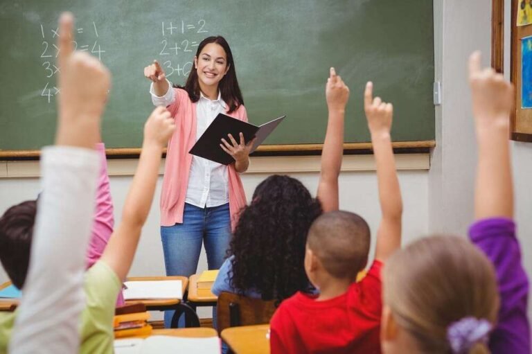 professor em sala de aula com alunos