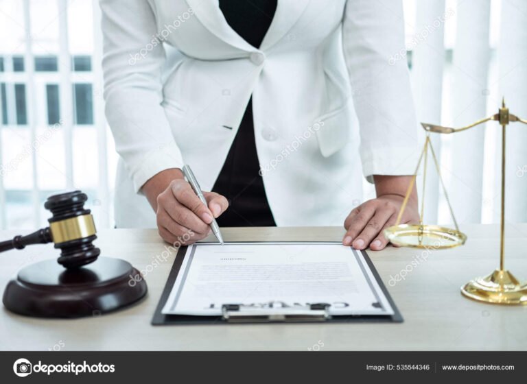 Quem é Laura, a advogada inscrita na OAB e quais são suas especializações 20 retrato de uma advogada em acao