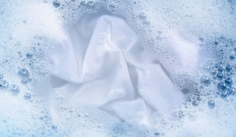Água Sanitária Pode Manchar Roupa Branca Como Evitar Isso 11 roupa branca sendo lavada com cuidado