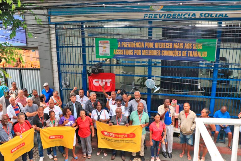 Como É Trabalhar No INSS e Quais São Os Benefícios Para Servidores 11 servidores do inss em ambiente de trabalho