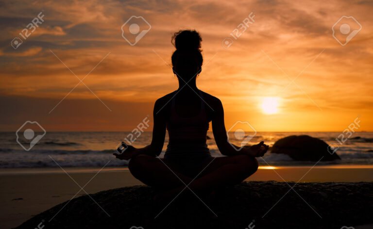 silhueta de pessoas praticando yoga ao por do sol