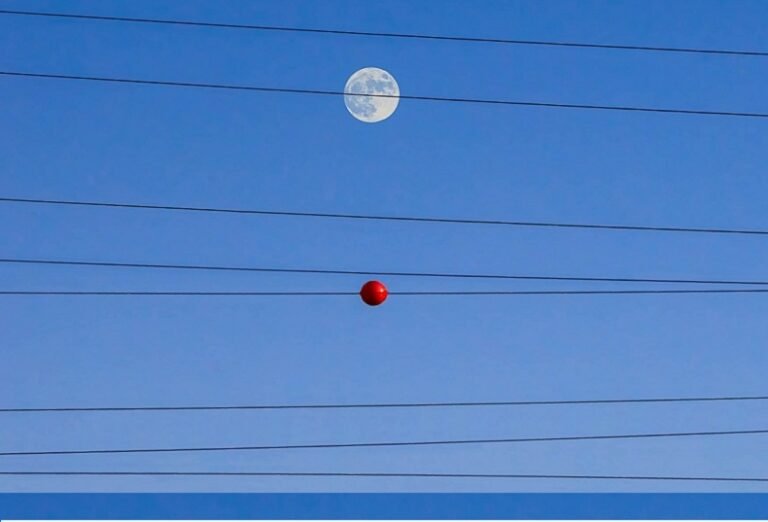 sinal de alerta em uma torre de transmissao