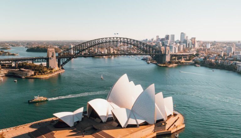 sydney opera house com a harbour bridge