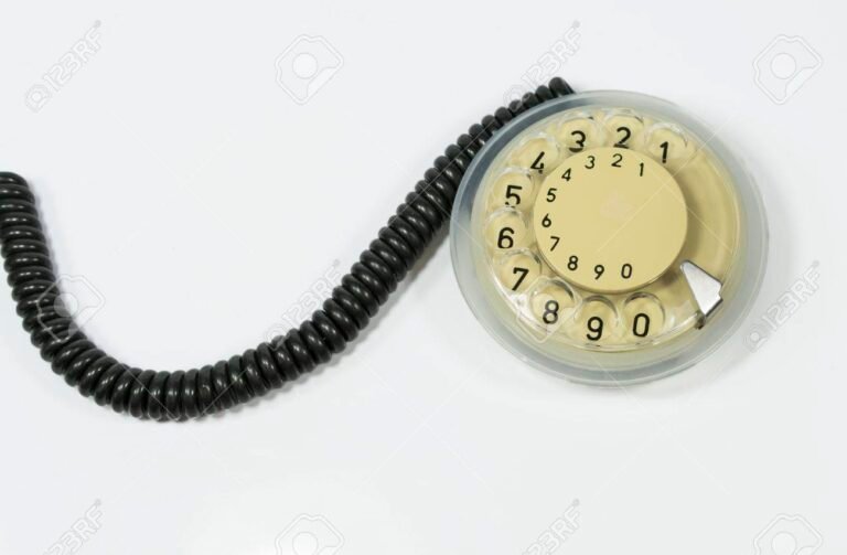 telefone antigo com cabo e discador