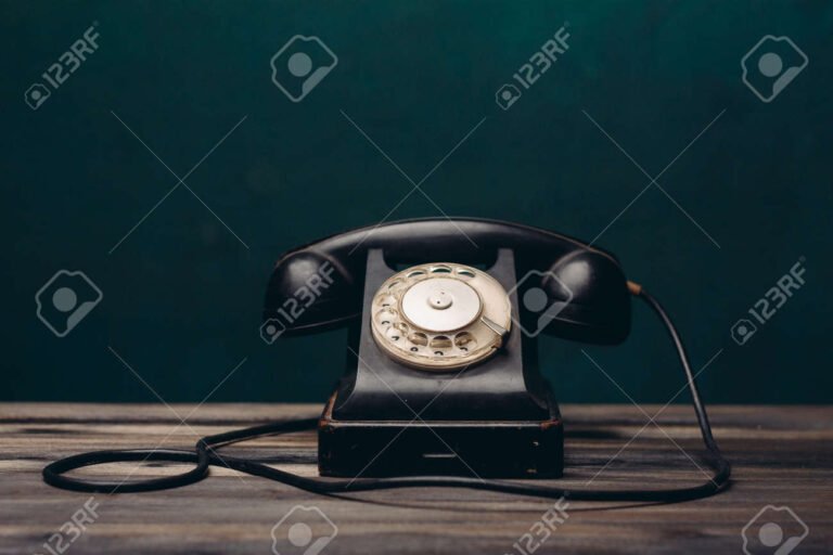 telefone antigo sobre uma mesa de escritorio