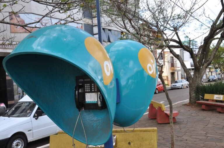 telefone publico com sinal de cobranca