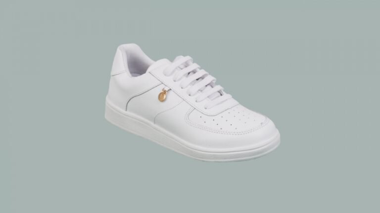 Como Lavar Tênis Com Chulé e Deixar Como Novo Confira Dicas! 16 tenis brancos limpos em um cenario externo