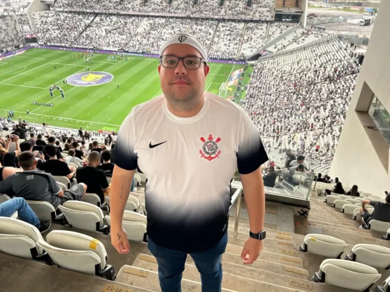 torcedor feliz vestindo camisa do corinthians